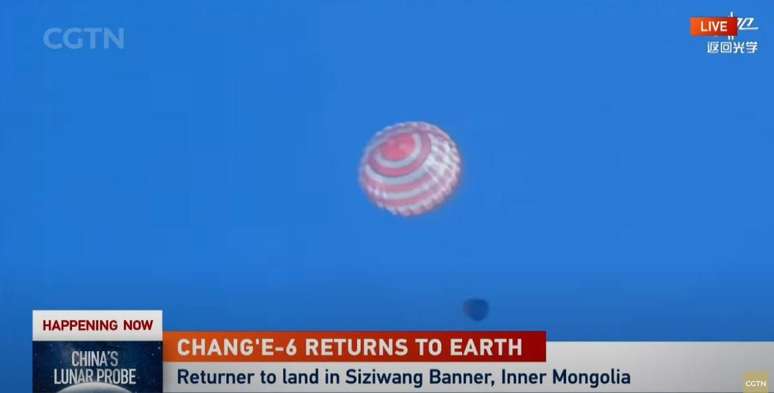 Captura de tela de uma transmissão ao vivo mostrando a sonda pousando na Mongólia Interior