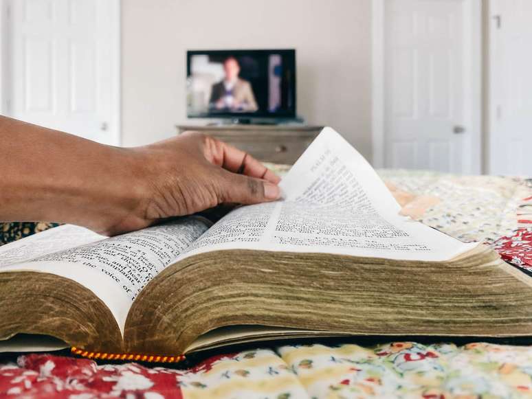 Líderes da igreja condenam assistir televisão