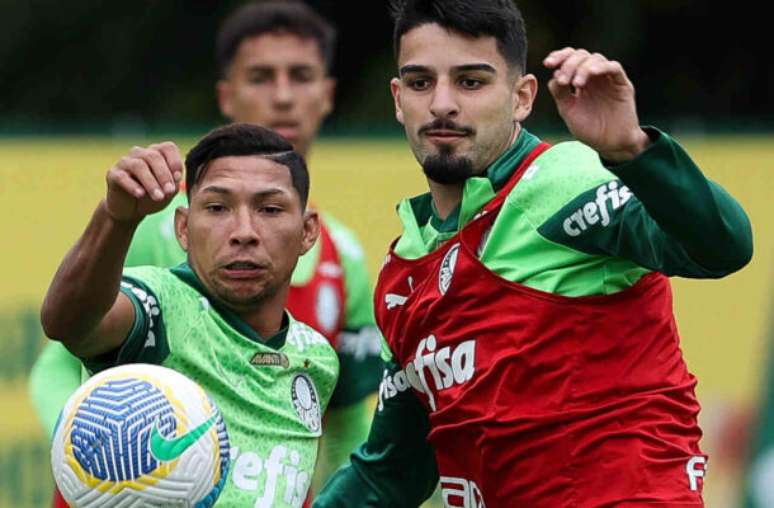 Rony e Flaco López em disputa no treino do Palmeiras –