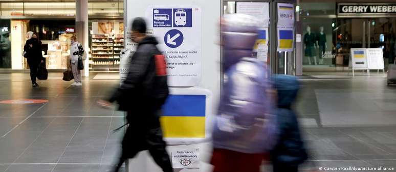 Acolhimento para ucranianos na estação central de Berlim: 260 mil dos refugiados na Alemanha são homens entre 18 e 60 anos
