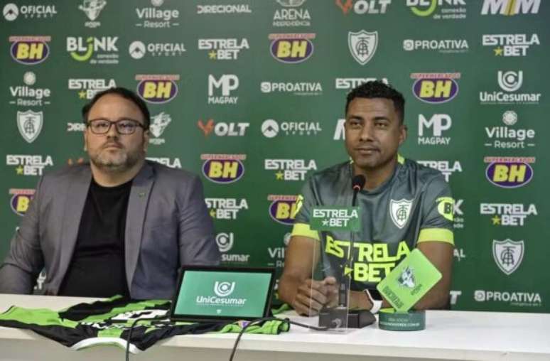 Kleberson é apresentado no América-MG e cita lenda do Manchester United