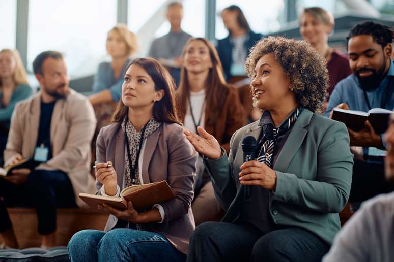 Promover a participação de funcionários em cursos e workshops é importante para evitar o tédio 