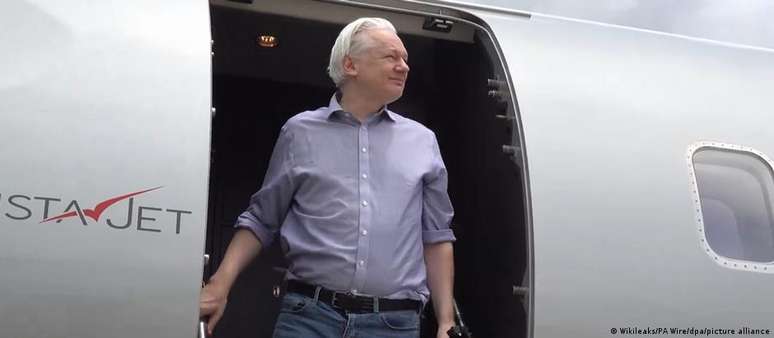 Julian Assange chega a Bangkok em 25 de junho de 2024, após ser libertado