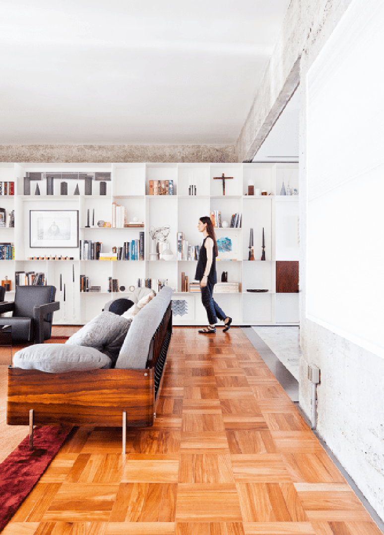 No apartamento localizado no edifício Lausanne, um dos mais icônicos da paisagem paulistana, a estante de chapa de aço pintada de branco traz um toque de contemporaneidade ao projeto. Desenhada em L, a estrutura perpassa o estar e a sala de jantar até alcançar a cozinha, totalizando 13,40 m de comprimento por 2,60 m de altura. Solta da parede e do forro, “ela é sustentada por dois perfis paralelos de aço (2 x 2 mm cada), soldados na base da peça e parafusados no chão”, diz a arquiteta Marina Acayaba, que assina a reforma com o sócio Juan Pablo Rosenberg, ambos do escritório AR Arquitetos.