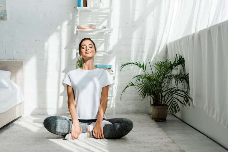 O yoga também reúne práticas de respiração e meditação 
