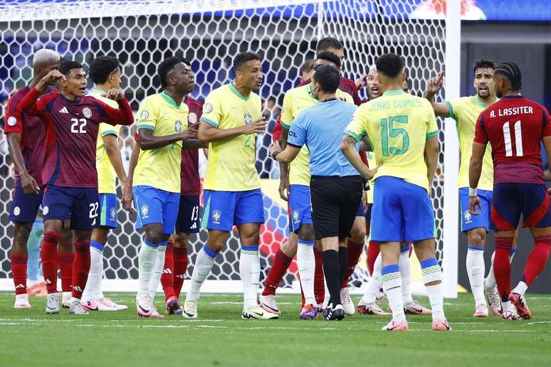 Jogadores brasileiros contestam árbitro após anulação do gol de Marquinhos (Photo by Ronald Martinez/Getty Images)