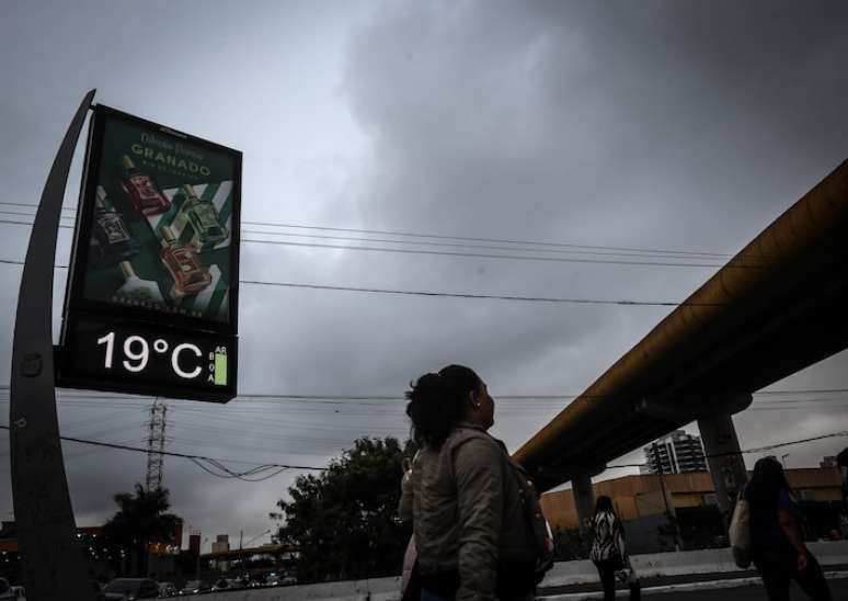 Termômetro na Avenida do Estado marca 19°C nesta terça-feira, 25