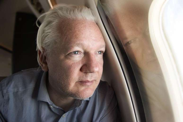 Julian Assange foi fotografado em avião a caminho de Bangkok, após deixar a prisão no Reino Unido