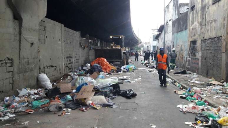 Operação de limpeza da prefeitura nos viadutos que acumulam sujeira, mas também pessoas; entre elas, migrantes