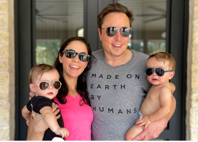 Shivon Zilis compartilhou esta foto em que aparece segurando seus gêmeos com Musk