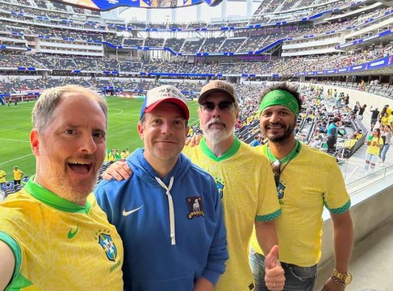 Brendan Hunt, Jason Sudeikis e produtores de 'Ted Lasso' acompanham jogo do Brasil na California