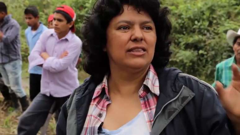 Berta Cáceres foi uma ativista ambiental hondurenha que dedicou sua vida à defesa dos direitos dos povos indígenas