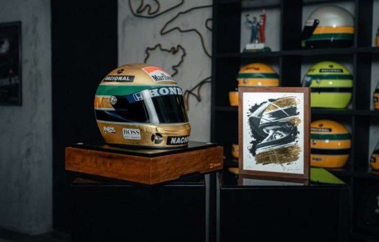 Capacete de Ayrton Senna folheado a ouro