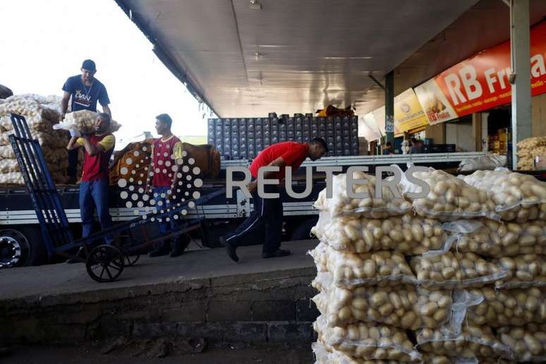 Trabalhadores descarregam sacos de batata em Ceasa de Brasília
09/05/2023. REUTERS/Adriano Machado