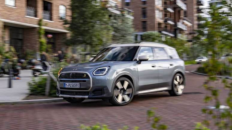 Mini Countryman SE ALL4 chegará ao Brasil em duas versões diferentes, ambas elétricas (Imagem: Divulgação/MINI)