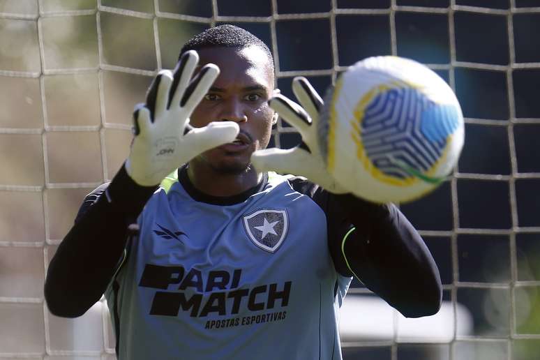 Goleiro John em treino do Botafogo. 