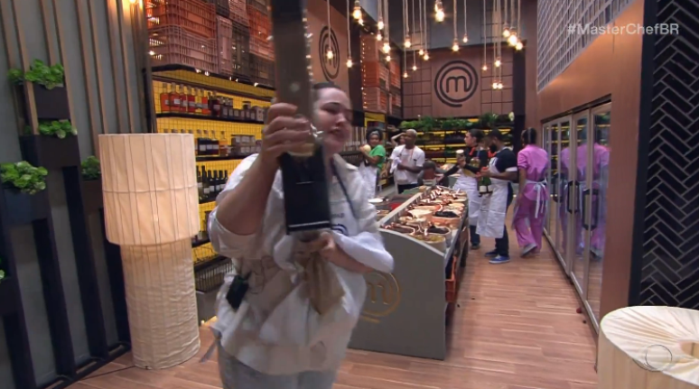 Participante arranca gôndola do mercado do MasterChef