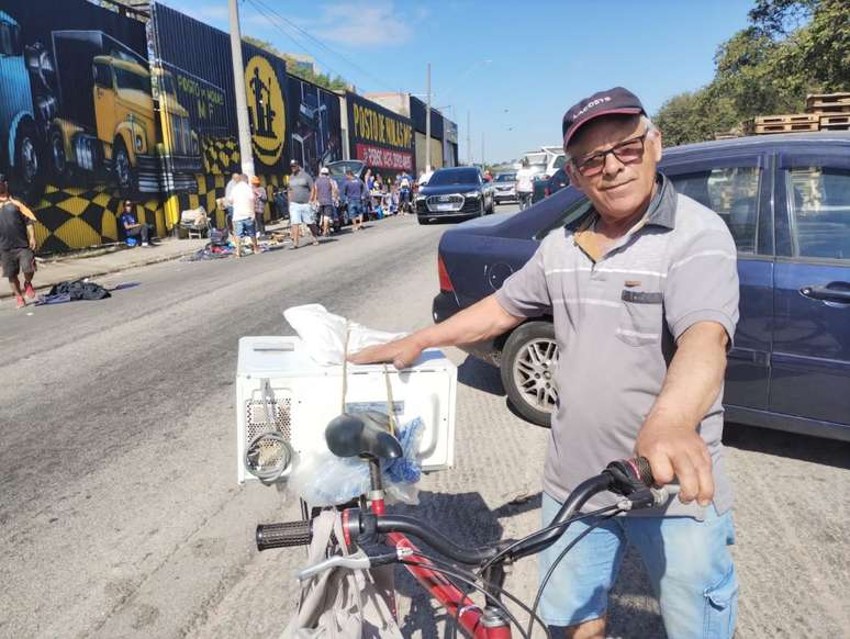 José Araújo veio de bicicleta de Carapicuíba decidido a comprar um micro-ondas. Pechinchou e conseguiu por R$ 70,00