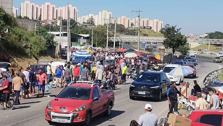 Do lado direito, o Rodoanel; do esquerdo, a feira do rolo de Osasco se estende por 1,5 quilômetro, bairro adentro