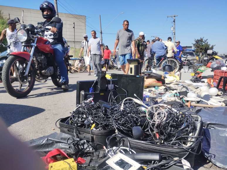 Feira do Rolo tem gente, motos, monitores e muitos fios, de vários tipos, de instalação de casa a carregadores