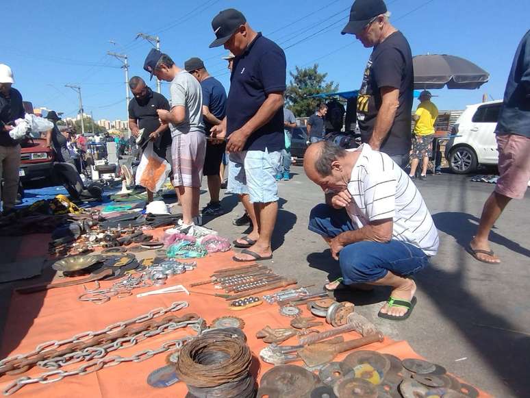 Ferramentas e materiais de construção, a maioria usados, são bastante comuns na feira do rolo em Osasco