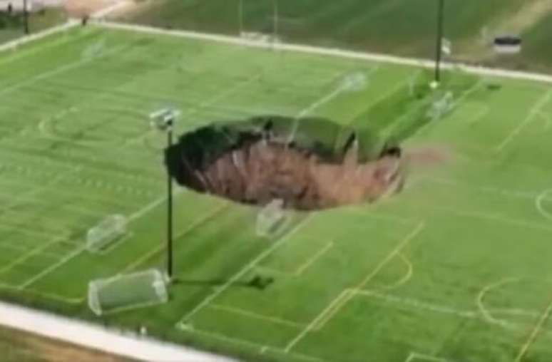 Cratera gigantesca foi aberta no meio de um campo de futebol –
