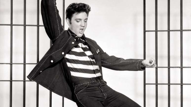 Após sua apresentação, e pouco antes de se alistar no exército americano em 1958, Elvis decidiu presentear um amigo com os sapatos