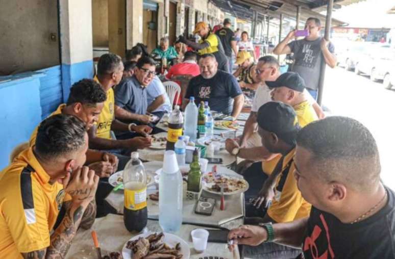 Jogadores do Amazonas almoçam em feira popular após vitória –