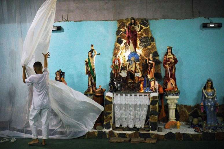 Terreiro de umbanda no Rio de Janeiro; religião afrobrasileira tem sincretismo com crenças indígenas, com o catolicismo e o espiritismo