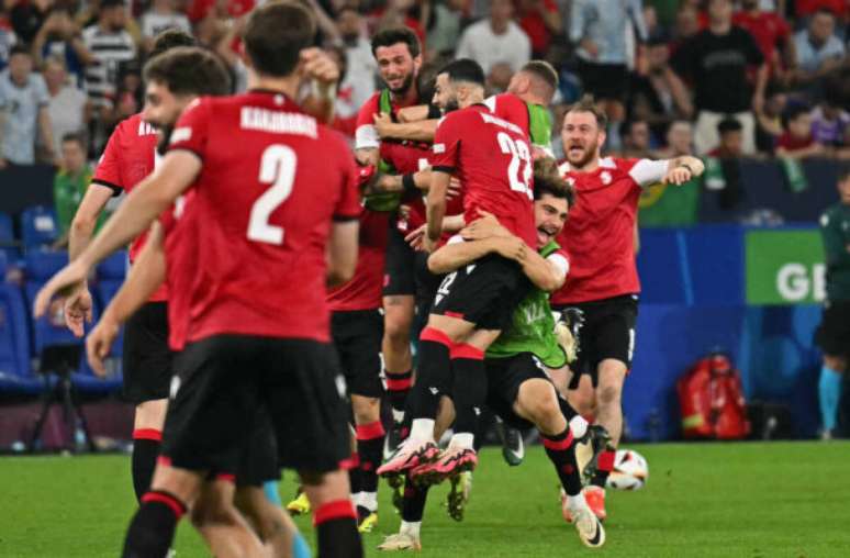 Georgianos celebram o segundo gol na vitória sobre Portugal –