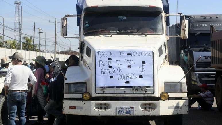 Os transportadores bloquearam as estradas alegando falta de dólares e combustível