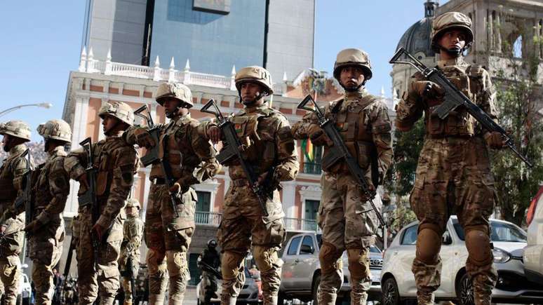 Militares montam guarda na Plaza Murillo, localizada na capital da Bolívia, La Paz