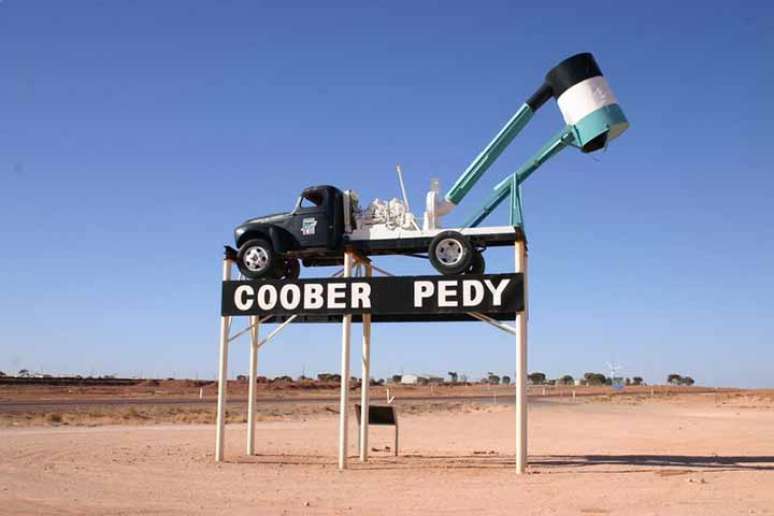Coober Pedy, uma pequena cidade no sul da Austrália, causa fascinação e espanto por suas casas e estabelecimentos subterrâneos.
