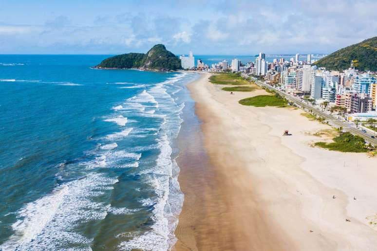 Matinhos tem praias que encantam os surfistas devido às ondas propícias ao esporte 