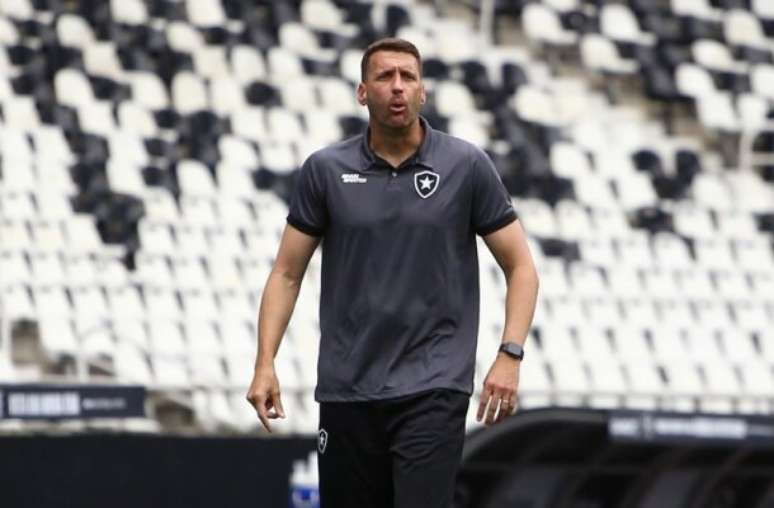 Eduardo Oliveira não é mais técnico do Botafogo –