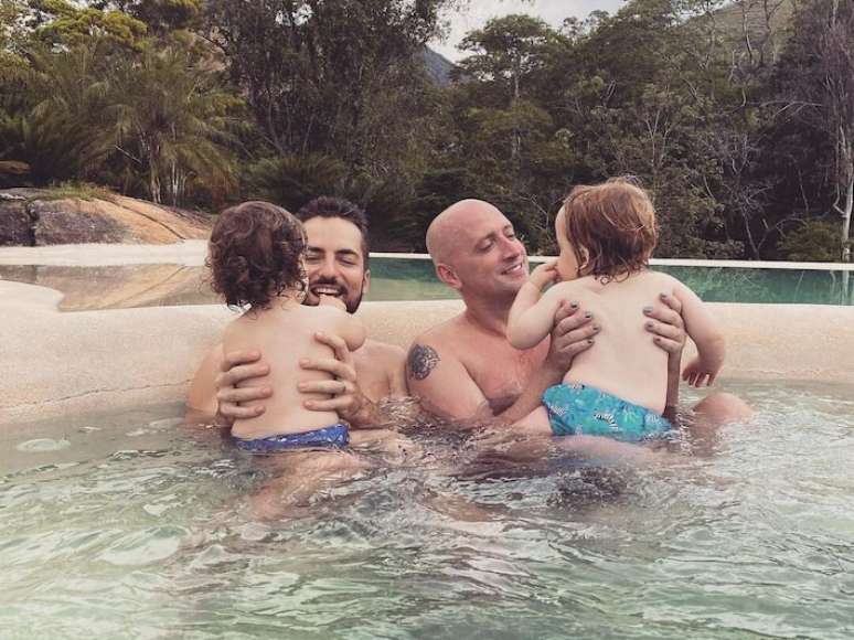 Thales Bretas e Paulo Gustavo com os seus filhos, Romeue Gael.