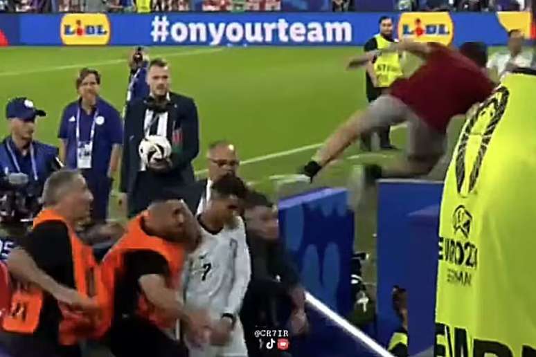 Torcedor se joga de arquibancada na direção de Cristiano Ronaldo após jogo