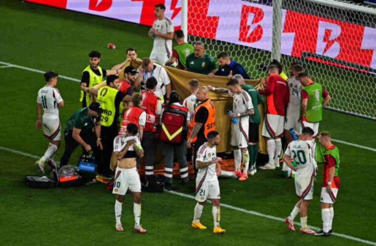 Momento da lesão de Vargas (esquerda), da Hungria, após choque com adversários escoceses –
