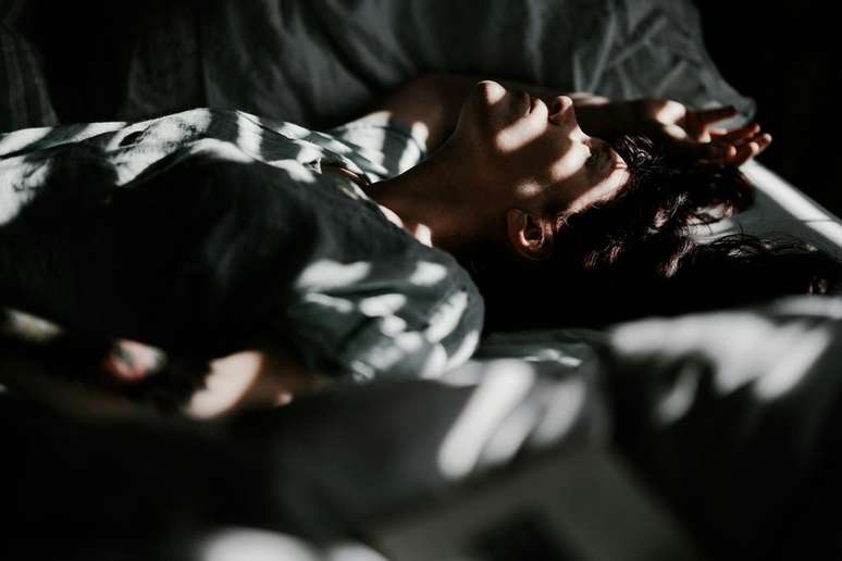 Tomar remédio para dormir sem um acompanhamento profissional não é o recomendado (Imagem: Annie Spratt/Unsplash)