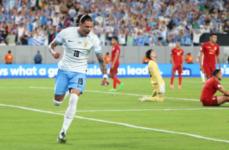 Darwin Nunez celebra o seu gol, o segundo do Uruguai diante da Bolívia.
