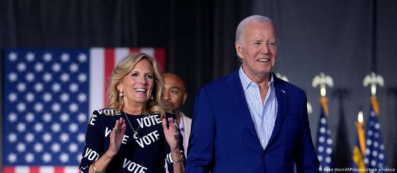 Ao lado da mulher, Jill Biden, o presidente americano Joe Biden sorri ao subir no palanque em comício na Carolina do Norte