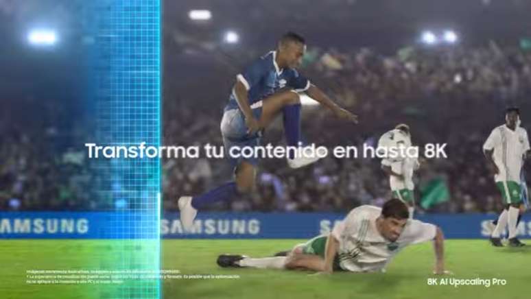 Bruninho Alex (de azul) em campanha da Samsung como jogador de futebol (