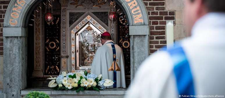 Bispo de Limburg ora na Capela da Misericórdia durante peregrinação a Kevelaer (foto de arquivo)