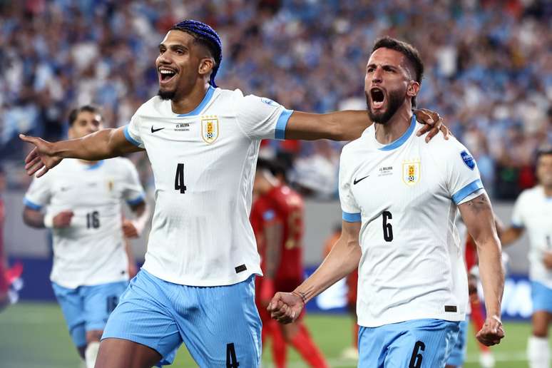 Araújo e Bentancur comemorando o quinto uruguaio – Foto de Tim Nwachukwu/Getty Images