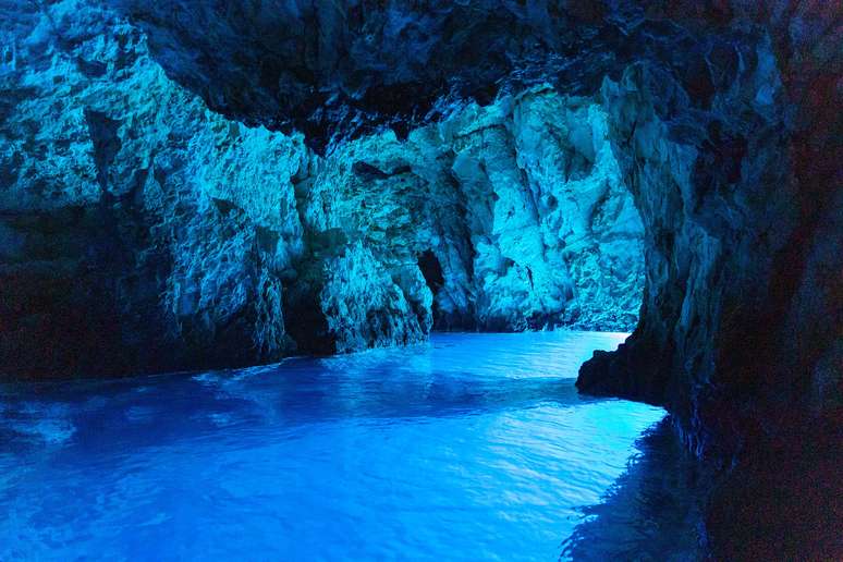Uma das principais atrações da Costa do Adriático, a Caverna Azul chama atenção pelo brilho azul refletido em alguns momentos do dia