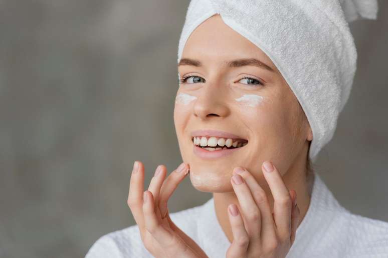 Veja dicas de dermatologista para cuidar da pele sensível no inverno |