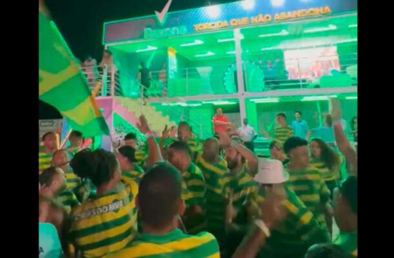 Torcedores do Brasil fazem esquenta antes do jogo –