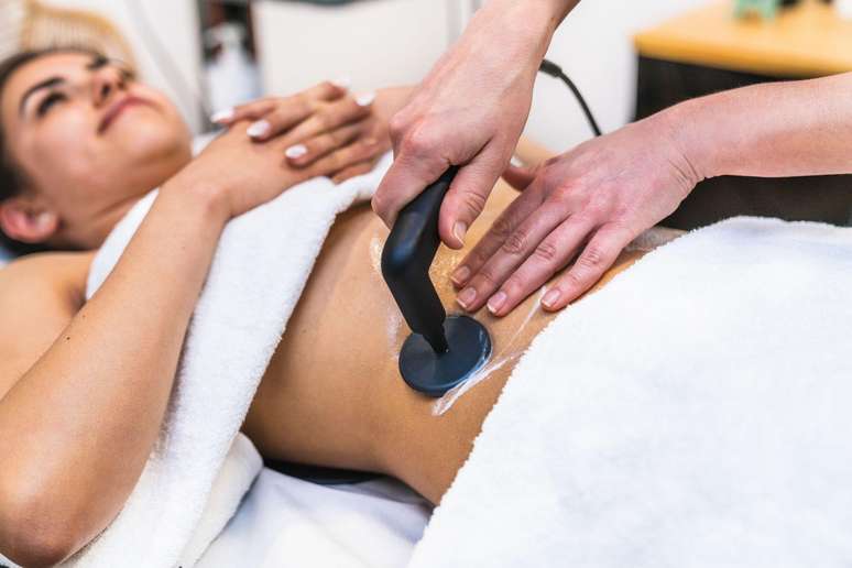 Além de produtos de aplicação na pele, mulheres recorrem também a tratamentos para celulite