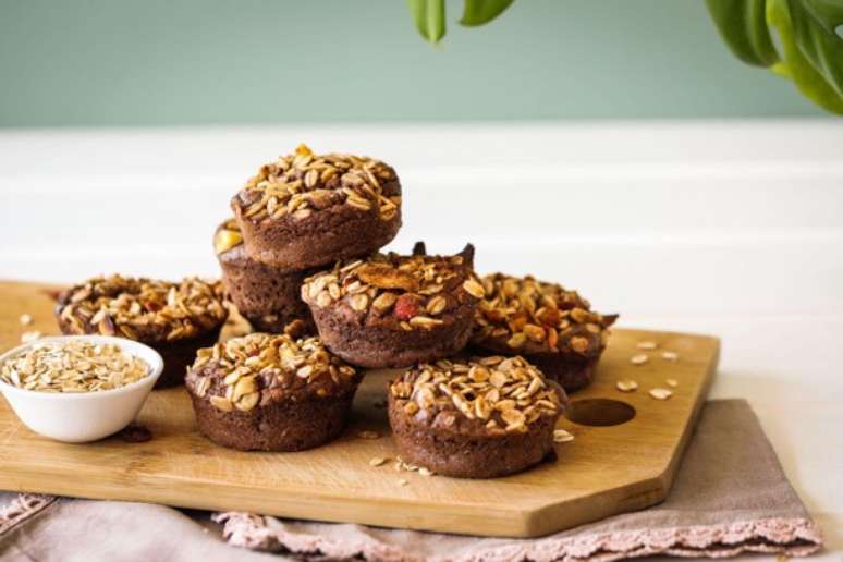 Aprenda a fazer a receita de muffin de cacau com granola em casa