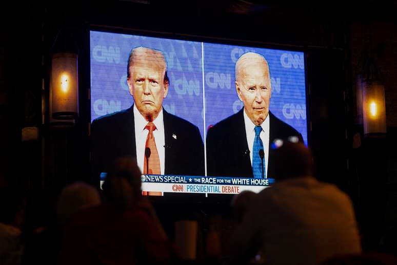 Cidadãos americanos que vivem no México se reúnem para assistir ao primeiro debate entre o presidente dos EUA, Joe Biden, e o ex-presidente Donald Trump, no restaurante Pinche Gringo BBQ, na Cidade do México, México, em 27 de junho de 2024.